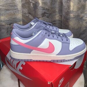 Womens Nike Dunk Low sneakers Size 9